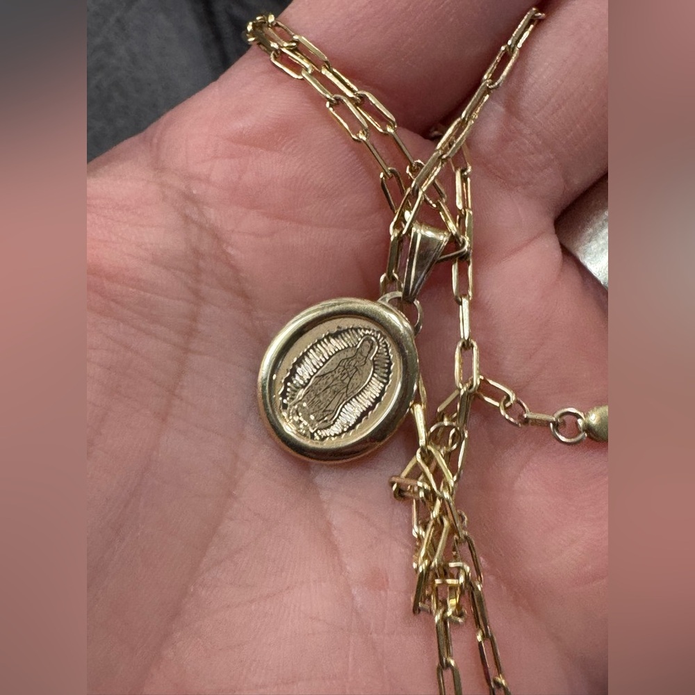 10K pure paperclip necklace with Virgin Mary pendant đ€ - Picture 12 of 13